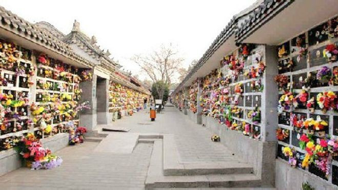 Nằm ở chính giữa nghĩa trang, công trình được xây dựng vào năm 1958 và cải tạo từ đại điện cũ của Hộ Quốc Tự.