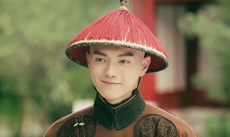 Trong khi đó, thái giám suốt ngày ở bên chăm lo chuyện ăn uống, trang phục, chải đầu... cho các phi tần. Vì vậy, họ buộc phải tịnh thân để tránh "lửa gần rơm lâu ngày cũng bén". Ngoài ra, thị vệ là những người học võ. Nếu họ bị tịnh thân thì sức khỏe sẽ giảm sút. Điều này sẽ ảnh hưởng đến công việc bảo vệ hoàng đế và hoàng cung.