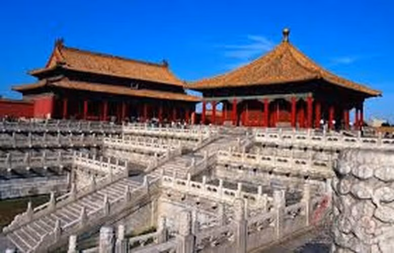 Vào thời phong kiến, một nhóm cung nữ 5 người từng đi qua bức tường trên. Bóng dáng của họ vô tình được "in dấu" trên tường nhờ hiện tượng cảm ứng điện từ. Sau nhiều thập kỷ, hình bóng 5 cung nữ thoắt ẩn thoắt hiện trên bức tường của Tử Cấm Thành khiến nhiều người giật mình.