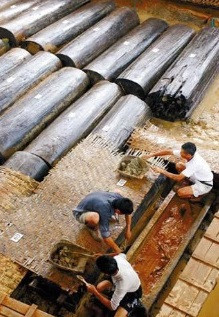 Căn cứ vào tình trạng 46 bộ hài cốt, các chuyên gia hoài nghi họ có khả năng là những thiếu nữ thực hiện tập tục tuẫn táng rùng rợn khi vua nước Từ là Chương Vũ qua đời.