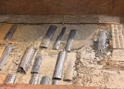 Kết quả nghiên cứu ban đầu của các chuyên gia cho thấy tinh thể phát quang trong 46 quan tài có thành phần gồm Ferric phosphate (FePO4) và một vài chất huỳnh quang chưa được xác định.