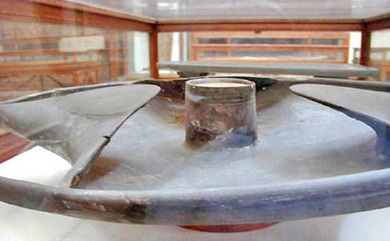 Thế nhưng, giả thuyết này nhanh chóng bị bác bỏ bởi vì các sử liệu ghi chép về việc bánh xe ra đời vào khoảng năm 1500 trước Công nguyên. Thêm nữa, nếu đĩa Sabu là một bánh xe thì nó khó có thể di chuyển được vì rất dễ vỡ.