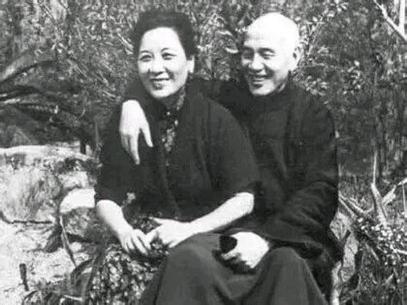 Không những vậy, Tưởng Giới Thạch kết hôn với Tống Mỹ Linh - con gái của thương gia kiêm nhà truyền đạo Cơ đốc Tống Diệu Như. Thông qua cuộc hôn nhân này, Tưởng Giới Thạch có sự hậu thuẫn lớn về kinh tế và các mối quan hệ trong chính trường.