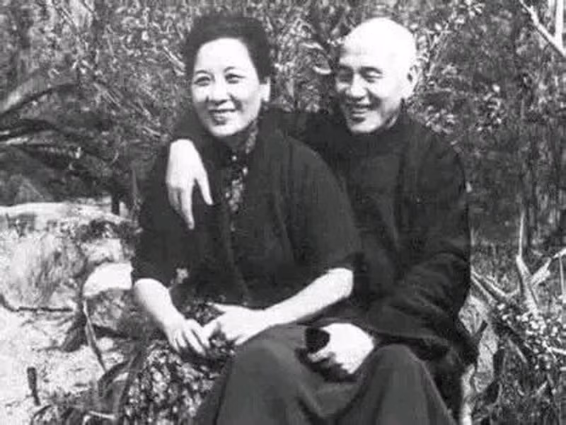 Không những vậy, Tưởng Giới Thạch kết hôn với Tống Mỹ Linh - con gái của thương gia kiêm nhà truyền đạo Cơ đốc Tống Diệu Như. Thông qua cuộc hôn nhân này, Tưởng Giới Thạch có sự hậu thuẫn lớn về kinh tế và các mối quan hệ trong chính trường.