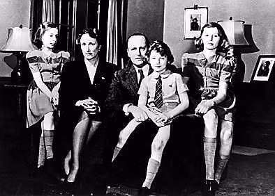 Một thời gian sau, mẹ con thái tử phi Martha được mật vụ Mỹ đưa đến ngôi nhà an toàn ở Pooks Hill, Bethesda, bang Maryland.