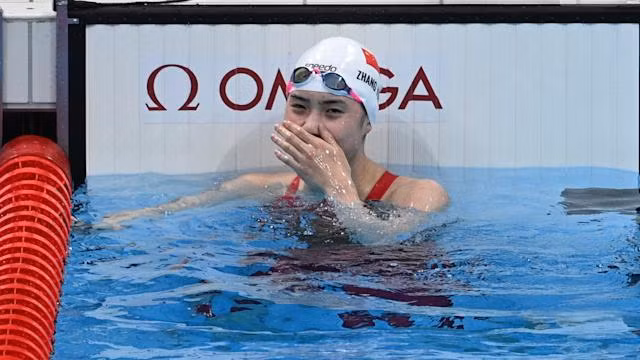 Vận động viên sau đó sẽ đứng trong đường hầm gió được xây dựng ở Bắc Kinh năm 2020. Đường hầm này dành tiêng cho huấn luyện thể thao của Trung Quốc.