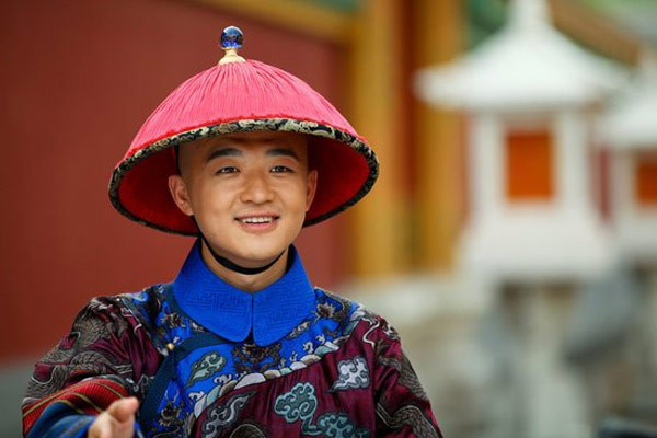 Nhiều nhà vua có thái giám đi theo hầu hạ từ khi còn nhỏ. Vì vậy, hoạn quan hiểu rõ sở thích, thói quen... của chủ nhân nên có thể dễ dàng đoán được ý của vua và làm theo.