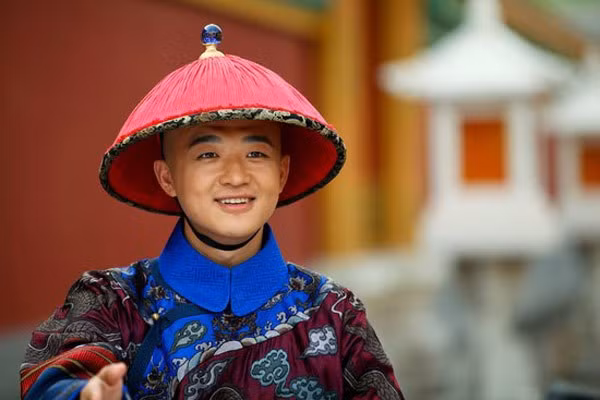 Nhiều nhà vua có thái giám đi theo hầu hạ từ khi còn nhỏ. Vì vậy, hoạn quan hiểu rõ sở thích, thói quen... của chủ nhân nên có thể dễ dàng đoán được ý của vua và làm theo.