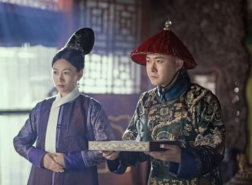 Thêm nữa, hoàng đế trọng dụng thái giám hơn cung nữ là vì nếu có phụ nữ vây quanh, nhất là khi có nhiều mỹ nhân thì hoàng đế sẽ khó có thể tập trung xử lý chuyện triều chính.