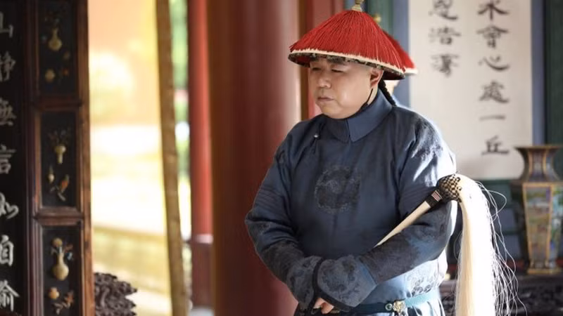 Nếu đổi lại là cung nữ thì với sức khỏe yếu đuối không thể khiêng nổi kiệu hoặc có khả năng làm nhà vua ngã từ trên kiệu xuống.