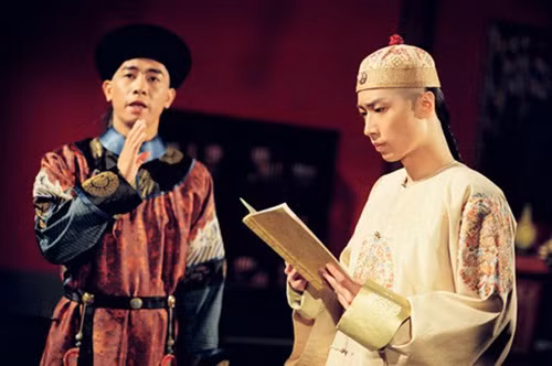 Khi trở thành tâm phúc của nhà vua, thái giám có thể được chủ nhân giao cho trọng trách giám sát các phi tần trong hậu cung và hành động của họ với các quan viên để đề phòng xảy ra việc hai bên cấu kết với nhau gây ra chính biến. Họ cũng được giao nhiệm vụ truyền đọc thánh chỉ quan trọng tới các phi tần, quan lại...