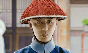 Tiếp đến, thái giám không có vợ con nên suốt đời tận trung, phục vụ nhà vua cho đến khi về già hoặc chết vì bệnh tật. Trong khi đó, cung cữ khoảng 25 tuổi có thể xuất cung.