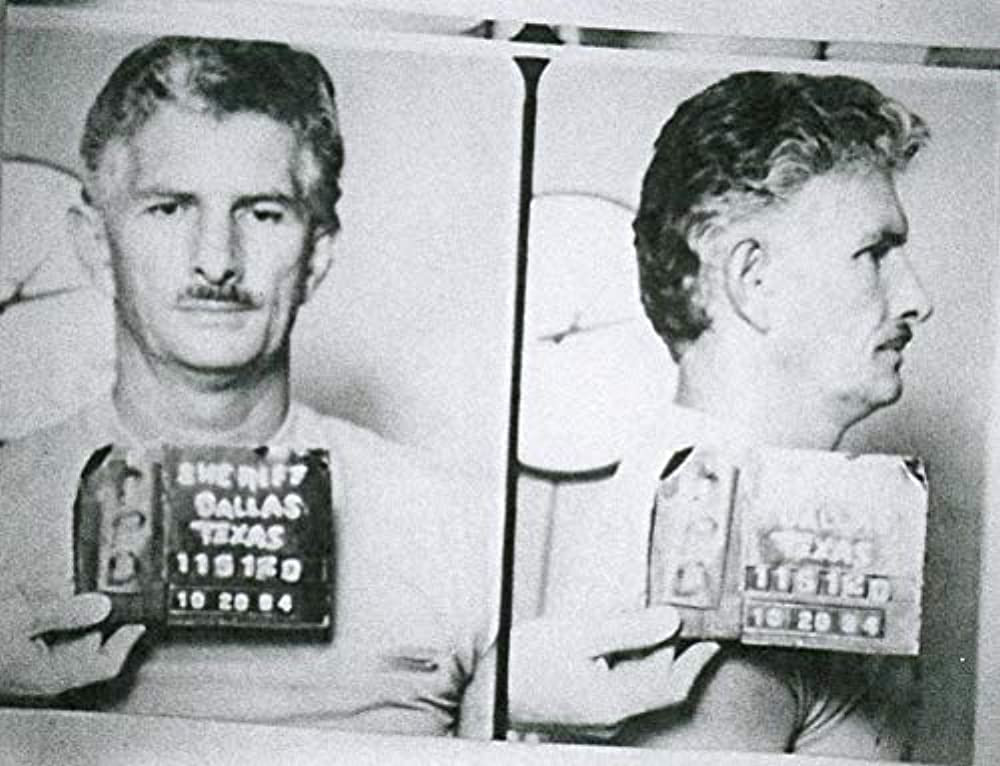 Theo các chuyên gia điều tra, sở dĩ tên sát nhân Charles Albright ám ảnh với đôi mắt là do ám ảnh tuổi thơ. Gã là trẻ mồ côi và được vợ chồng Delle và Fred Albright nhận nuôi năm 1933. Khi đó, gã mới 3 tuần tuổi.