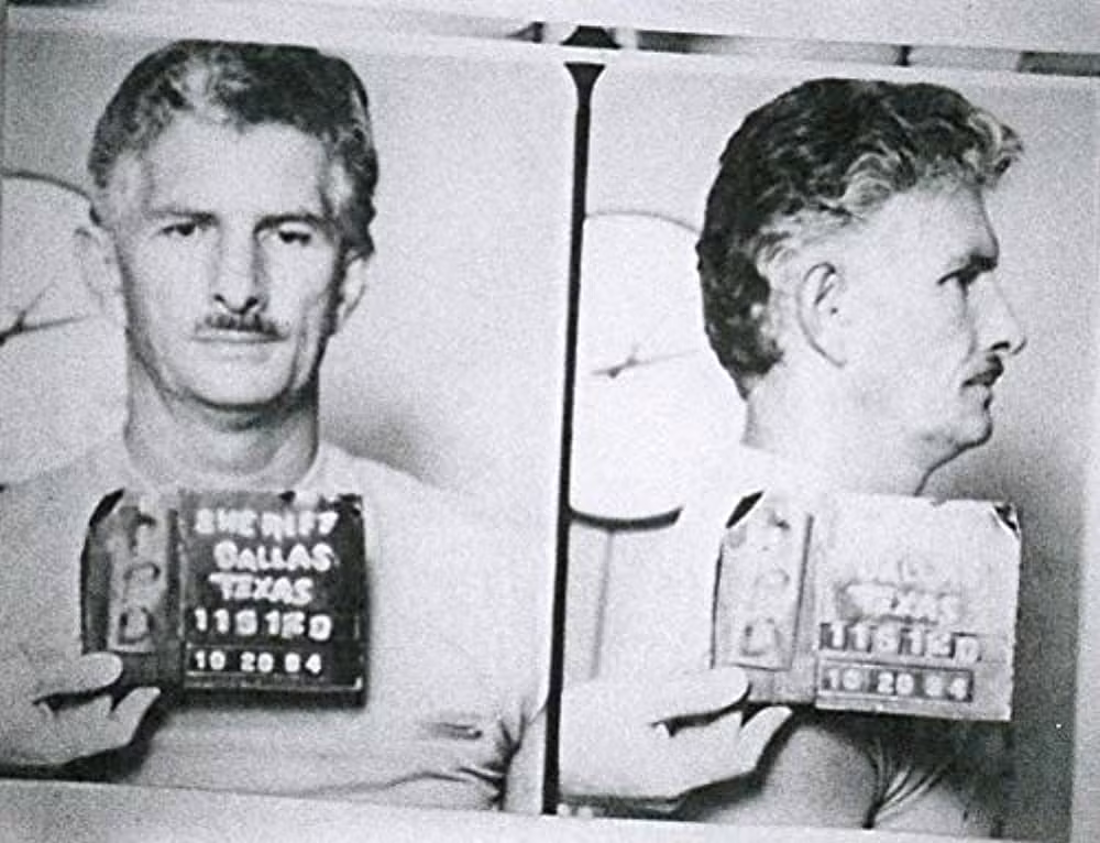 Theo các chuyên gia điều tra, sở dĩ tên sát nhân Charles Albright ám ảnh với đôi mắt là do ám ảnh tuổi thơ. Gã là trẻ mồ côi và được vợ chồng Delle và Fred Albright nhận nuôi năm 1933. Khi đó, gã mới 3 tuần tuổi.