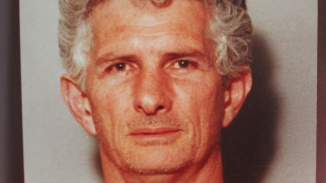 Bà Delle dạy con trai dùng cúc áo đen để làm mắt cho búp bê. Tuy nhiên, gã không thích chúng. Thay vào đó, gã thường đến cửa hàng trong vùng để ngắm nhìn những đôi mắt giả bày trong tủ kính.