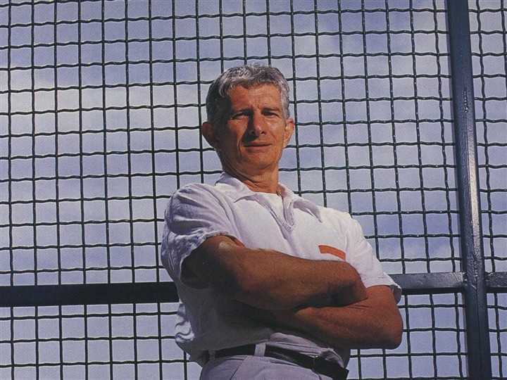 Khi đến tuổi yêu đương, Charles Albright bị mẹ giám sát khi đưa đón con đến các buổi hẹn hò. Thậm chí, bà còn liên lạc với gia đình cô gái để chắc chắn con trai không làm điều gì sai trái.