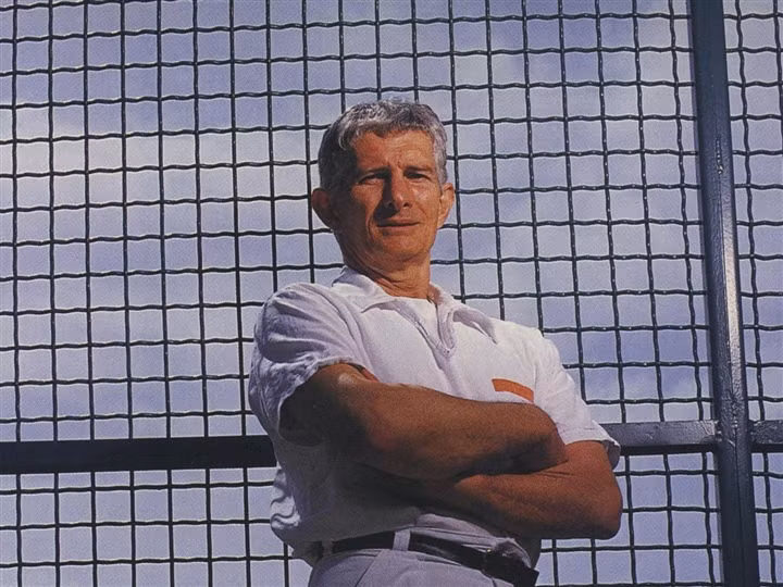 Khi đến tuổi yêu đương, Charles Albright bị mẹ giám sát khi đưa đón con đến các buổi hẹn hò. Thậm chí, bà còn liên lạc với gia đình cô gái để chắc chắn con trai không làm điều gì sai trái.