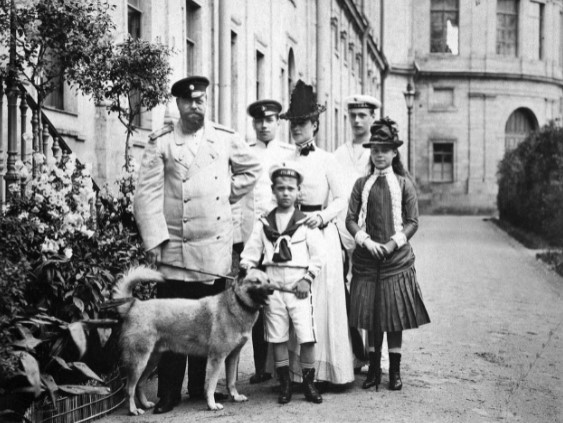 Thế nhưng, mọi chuyện có sự khác biệt lớn sau khi Sa hoàng Paul I lên ngôi. Ông là con trai của Catherine Đại đế. Vị Sa hoàng này nhận ra rằng, nếu như gia tộc hoàng gia Nga cứ chi tiêu hoang phí như vậy sẽ có ngày cạn kiệt ngân khố, đe dọa đến sự hưng thịnh của đất nước.