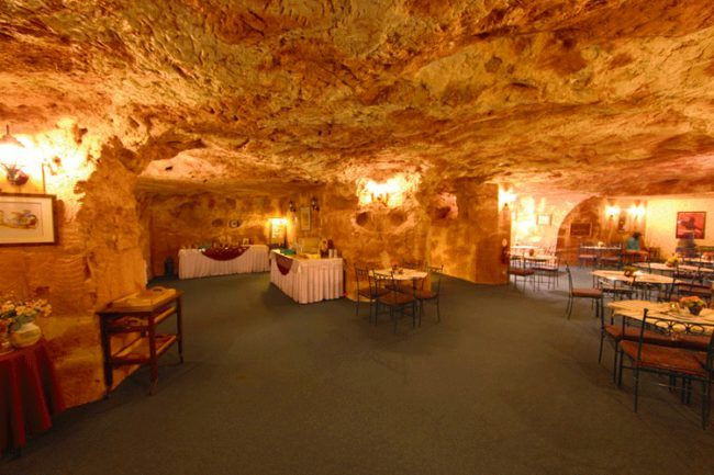 Australia cũng có một thị trấn nằm dưới mặt đất tên là Coober Pedy. Khoảng 1/2 dân số tại đây chuyển nhà xuống sống trong lòng đất. Ngoài nhà cửa, người dân còn xây dựng cả nhà hàng, tiệm sách, quán cafe, thư viện, nhà thờ... dưới lòng đất.