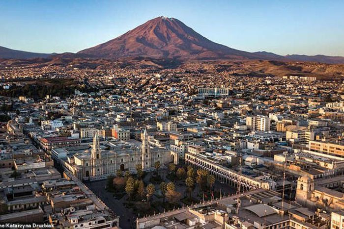 Các đợt phun trào của núi lửa Misti và các núi lửa lân cận đã làm cho khu vực Arequipa trở thành vùng đất cực kỳ màu mỡ ở Peru. Arequipa cũng được đặt biệt danh là "thành phố trắng" do người dân thường sử dụng loại đá núi lửa trắng để xây nhà