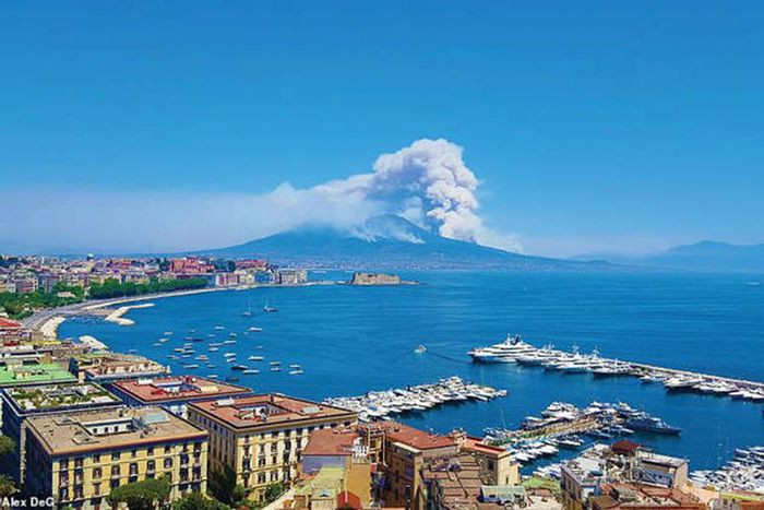 Núi lửa Vesuvius thống trị Vịnh Naples, Italia và các trung tâm dân cư nằm trong tầm với của nó. Điều này đã làm cho Vesuvius trở thành một trong những ngọn núi lửa nguy hiểm nhất trên thế giới và là ngọn núi lửa lục địa duy nhất ở châu Âu đã phun trào trong 100 năm qua.