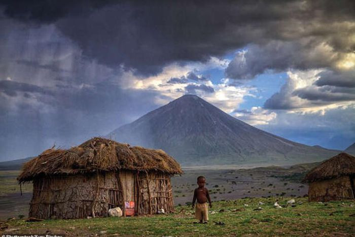 Núi lửa Ol Doinyo Lengai ở Tanzania liên tiếp phụ trào vào các năm 2007 và 2008, phun ra tro bụi cao hàng nghìn mét và mỗi lần lại để lại địa hình khác nhau trên miệng núi lửa.