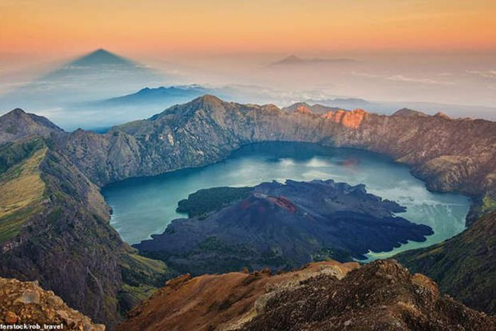 Ở độ cao 3.726m, Rinjani là núi lửa cao thứ hai ở Indonesia, nhưng lại nằm dưới hồ Segara Anak. Trong các vụ phun trào năm 1994 và 1995, dung nham núi lửa đã lấp đầy một phần của hồ.