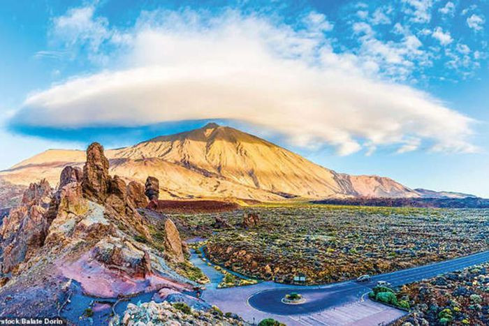 Đỉnh Teide trên đảo Tenerife là điểm cao nhất ở Tây Ban Nha và các đảo của Đại Tây Dương ở độ cao 3.718m. Hòn đảo Tenerife được tạo ra thông qua sự bồi đắp của 3 ngọn núi lửa lớn và Teide đã lớn lên trong suốt 160.000 năm.
