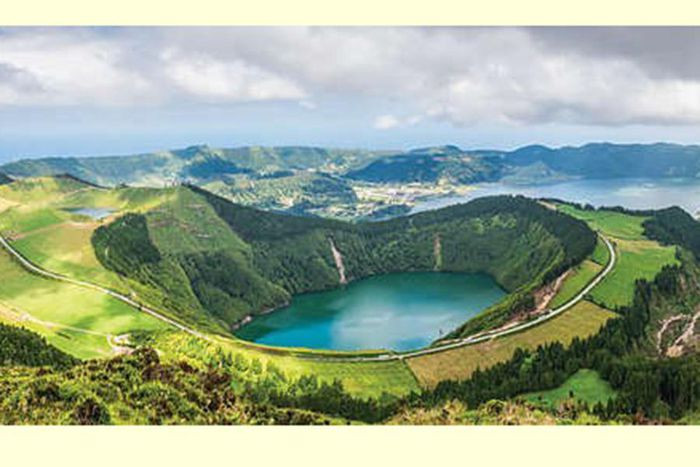 Miệng núi lửa Lagoa de Santiago ở đảo Sao Miguel của Bồ Đào Nha có hồ đôi Lagoa das Sete Citades. Trong truyền thuyết, hồ nước được tạo ra bởi nước mắt của hai người tình trẻ bị nhà vua cấm gặp nhau.