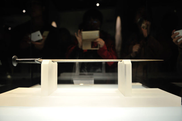 Cụ thể, mỗi nền văn minh có công thức rèn kiếm khác nhau để chúng sức kỳ sắc bén và có độ bền cao. Trong số này, người xưa từng sử dụng một loại số loại sắt để tôi luyện kiếm. Sắt Damascus được nhiều người biết đến vì có thể tạo ra nhiều thanh kiếm trứ danh.