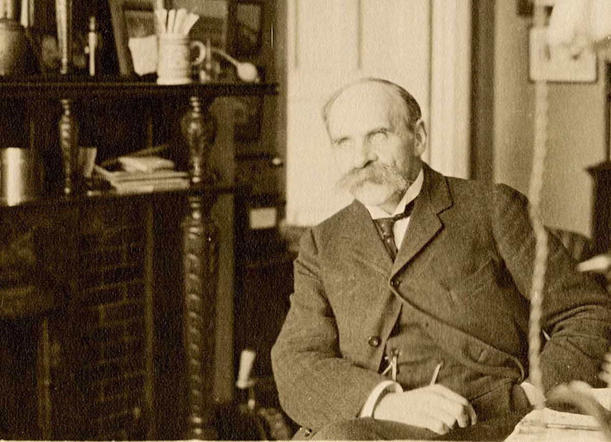 Nhà khoa học người Scotland John Scott Haldane (1860 - 1936) nổi tiếng với các công trình nghiên cứu sinh lý hô hấp. Ông được biết đến là người sáng chế mặt nạ phòng độc đầu tiên trên thế giới.