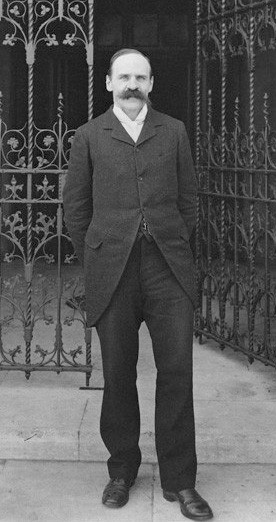 Điển hình là sự việc diễn ra vào năm 1893. Khi ấy, ông tự giam bản thân vào một hòm kín mà ông gọi là “quan tài” trong suốt 8 tiếng.