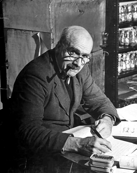 Theo nhà khoa học Haldane, khí carbon monoxide là nguyên nhân khiến nhiều thợ mỏ tử vong khi làm việc trong hầm mỏ. Để kiểm chứng, ông tự đầu độc bản thân bằng khí carbon monoxide.