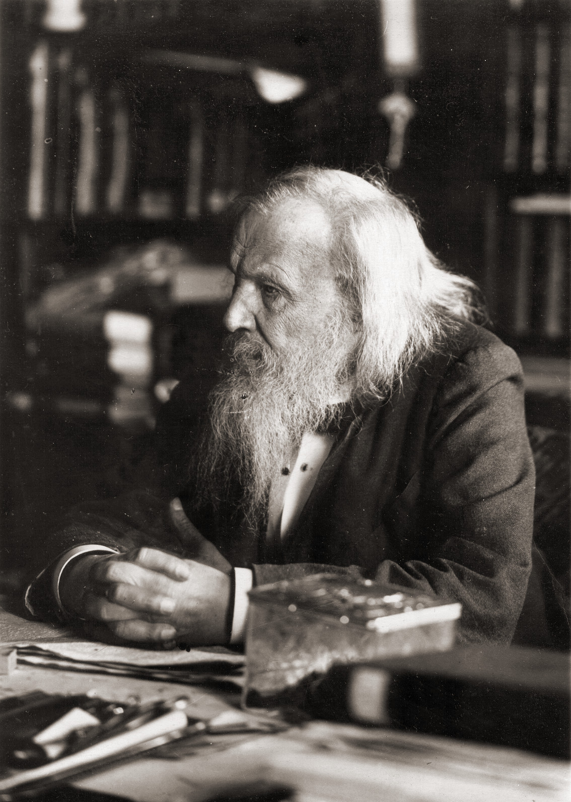 Dmitri Mendeleev (1834 - 1907) là nhà hóa học và nhà phát minh người Nga nổi tiếng thế giới. Ông gây chú khi có phát minh vĩ đại ra đời trong lúc ngủ mơ.
