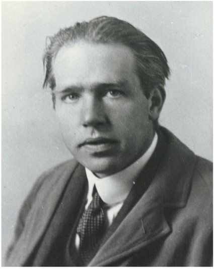 Niels Bohr (1885 - 1962) là nhà vật lý người Đan Mạch được trao Giải Nobel Vật lý vào năm 1922 nhờ công trình mô hình nguyên tử nổi tiếng. Phát minh để đời của ông bắt nguồn từ một giấc mơ.