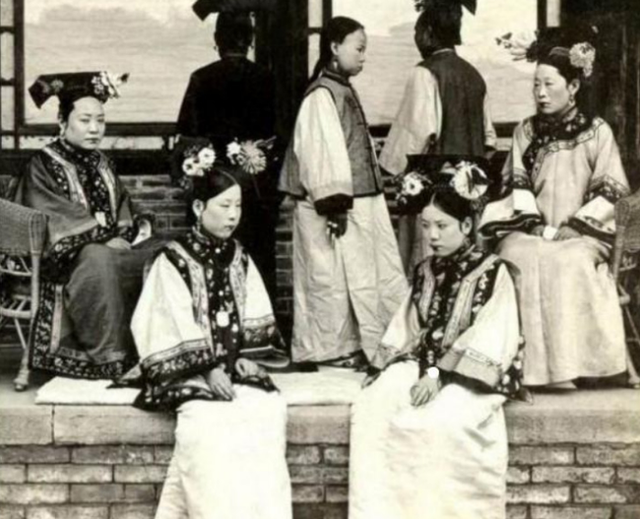 Để vượt qua kỳ tuyển chọn tú nữ, các thiếu nữ người Mãn không nhất thiết phải có nhan sắc tuyệt mỹ. Thay vào đó, những yếu tố quan trọng góp phần quyết định họ có được tuyển vào hậu cung hay không liên quan đến xuất thân trong gia tộc nào, cha mẹ, ông bà, cô dì, chú bác... có giữ chức vụ quan trọng trong triều đình hay không.