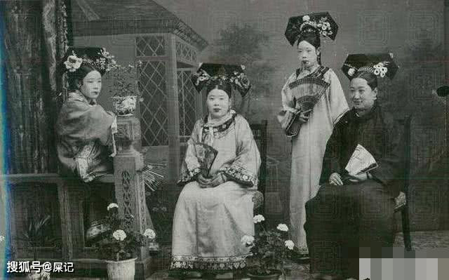 Điều này cho thấy không phải tất cả phi tần trong hậu cung của nhà vua đều là mỹ nhân. Theo các nhà nghiên cứu, điều này xuất phát từ quá trình tuyển chọn tú nữ.