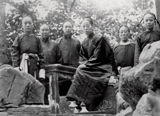 Long Dụ (người ngồi ở giữa ảnh) là cháu gái ruột của Từ Hy thái hậu và có cha giữ chức Thị lang, người bác làm tướng quân... Với xuất thân trong gia đình danh giá và quyền lực như vậy, hoàng hậu Long Dụ có thể nắm quyền lực lớn trong hậu cung dù nhan sắc không thuộc hàng diễm lệ.