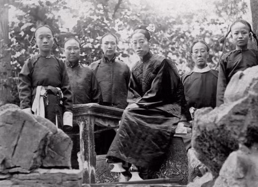 Long Dụ (người ngồi ở giữa ảnh) là cháu gái ruột của Từ Hy thái hậu và có cha giữ chức Thị lang, người bác làm tướng quân... Với xuất thân trong gia đình danh giá và quyền lực như vậy, hoàng hậu Long Dụ có thể nắm quyền lực lớn trong hậu cung dù nhan sắc không thuộc hàng diễm lệ.