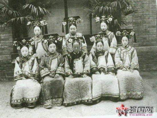 Từ năm 13 - 17 tuổi, tất cả thiếu nữ người Mãn đều phải đến Hộ bộ đăng ký, tham gia cuộc thi tuyển tú. Mỗi cuộc tuyển tú nữ cách nhau 3 năm.