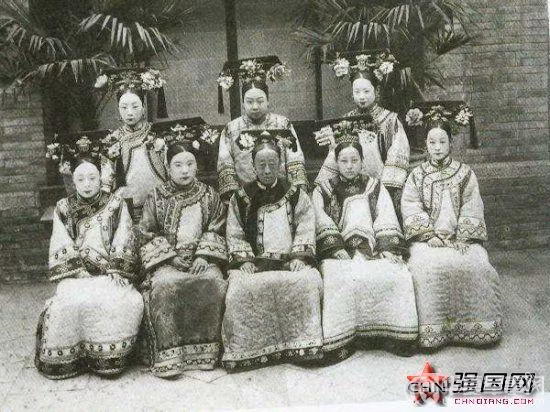 Từ năm 13 - 17 tuổi, tất cả thiếu nữ người Mãn đều phải đến Hộ bộ đăng ký, tham gia cuộc thi tuyển tú. Mỗi cuộc tuyển tú nữ cách nhau 3 năm.