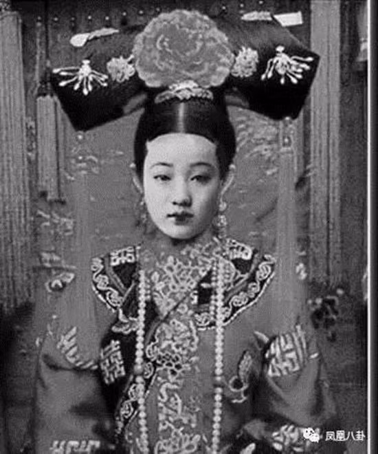 Những thiếu nữ xuất thân trong gia đình danh gia vọng tộc có khả năng cao được chọn làm phi tử của nhà vua ngay cả khi nhan sắc có phần xấu xí.