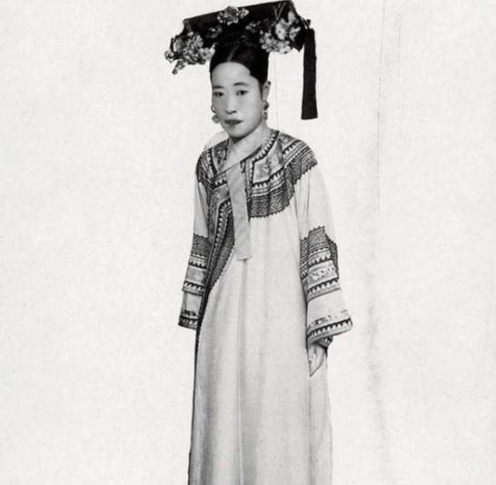 Trong số các thiếu nữ tham gia kỳ thi tuyển tú, người nào có xuất thân hiển hách nhất thường được lựa chọn làm hoàng hậu. Điển hình là trường hợp của hoàng hậu Long Dụ.