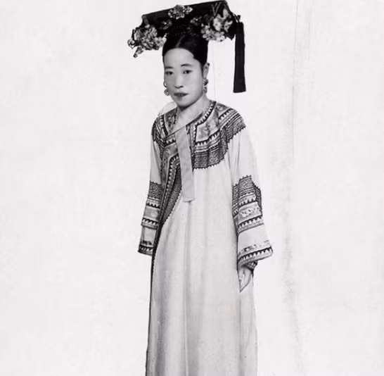 Trong số các thiếu nữ tham gia kỳ thi tuyển tú, người nào có xuất thân hiển hách nhất thường được lựa chọn làm hoàng hậu. Điển hình là trường hợp của hoàng hậu Long Dụ.