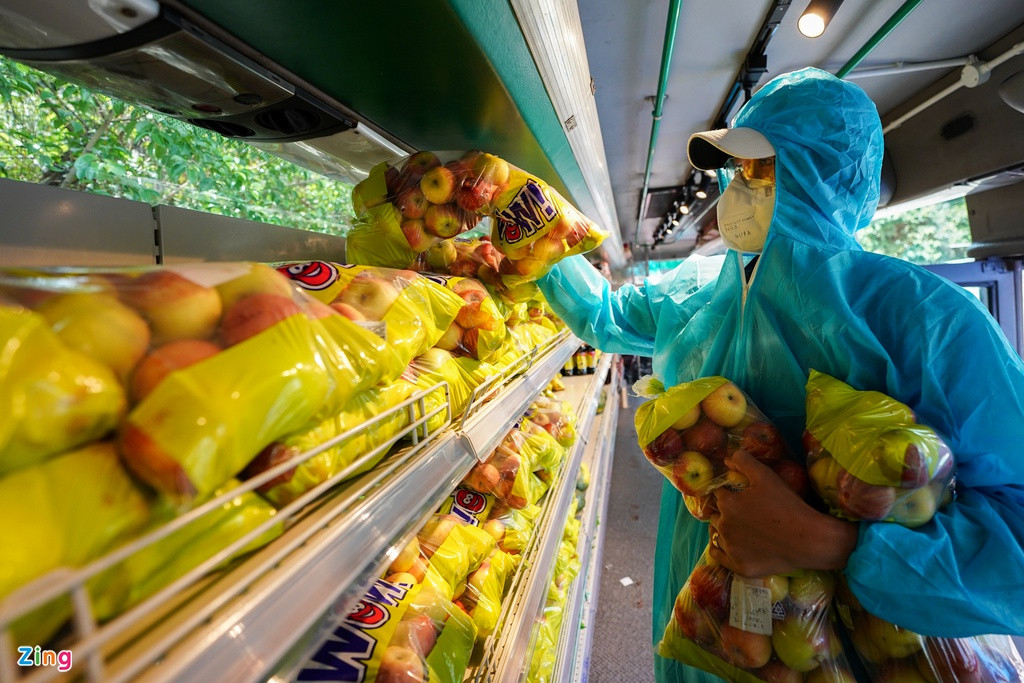 Đại diện Grove Fresh cho biết: “Sau khi nhận được ý tưởng từ Sở Công Thương, chúng tôi bắt tay ngay vào thực hiện cải tạo xe bus và lắp đặt quầy kệ tạo nên 'siêu thị di động kiểu mới' với đầy đủ hàng hóa. Mô hình này vừa tiện nghi như một siêu thị lại mang tính cơ động giúp đưa thực phẩm và hàng thiết yếu đến các khu dân cư đang khan hiếm nguồn thực phẩm".