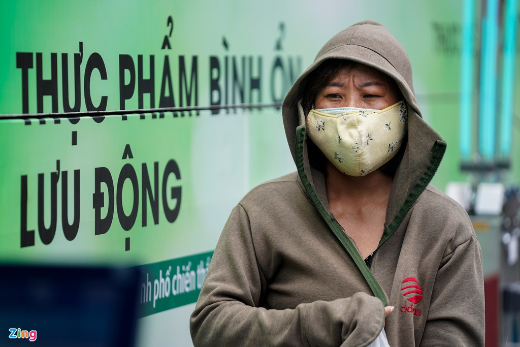 Đến mua sắm theo phiếu, bà Thu cho biết lần đầu tiên thấy một chiếc xe bus chở đầy đủ các mặt hàng như rau củ, trái cây, gia vị, gạo, thịt tươi... đến khu dân cư để bán cho người dân. "Xe bán hàng với giá bình ổn khá thuận tiện, đỡ phải mất công đi siêu thị đông người, dễ lây nhiễm", bà nói.