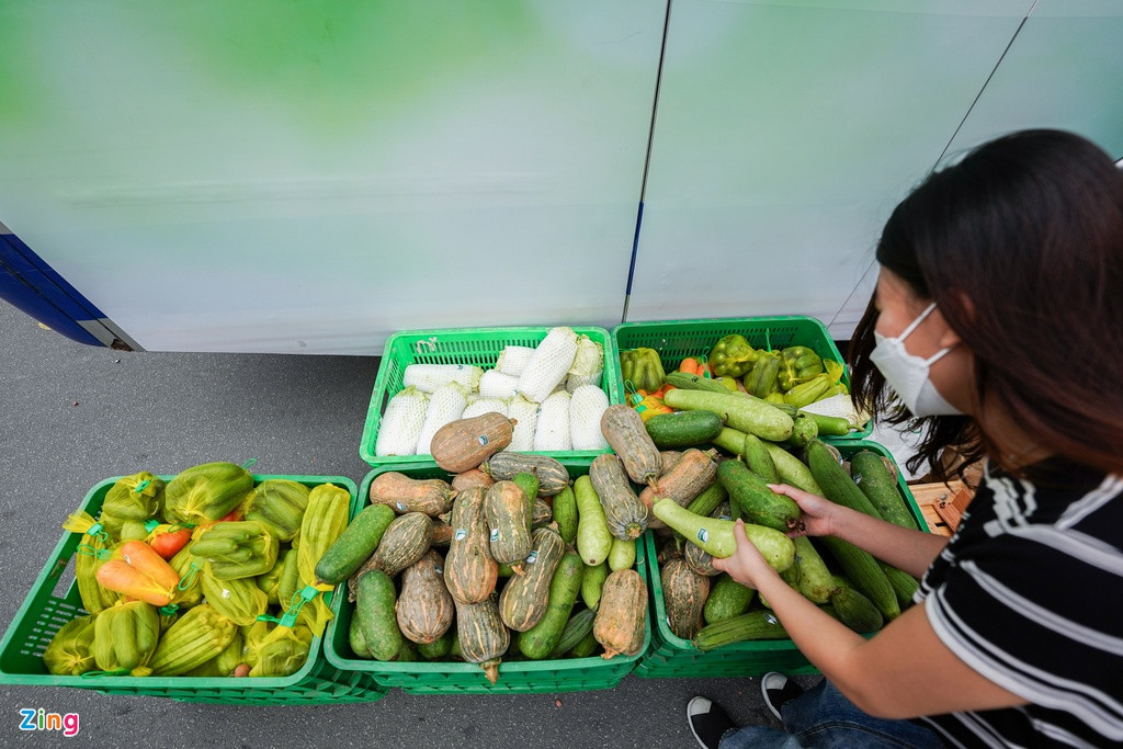 Ngoài ra, mỗi người đến mua sắm sẽ được tặng 1-2 loại rau, củ.