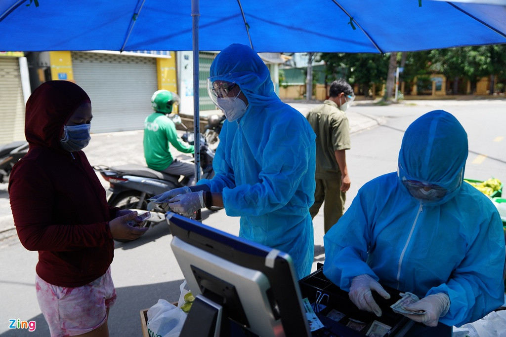 Mọi người được hướng dẫn lên xe bằng cửa trước và lựa chọn hàng, sau đó ra ngoài thanh toán bằng cửa sau, mỗi lượt chỉ được 1-2 người mua hàng.