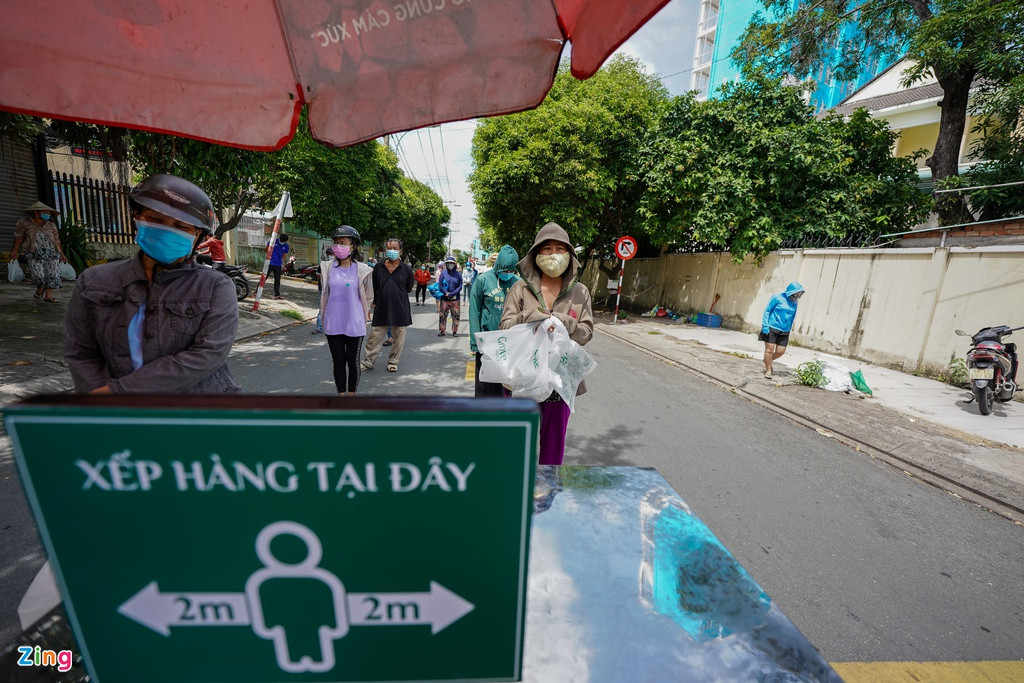 Người dân đến mua phải xếp hàng, rửa tay khử khuẩn và thực hiện 5K trước khi lên xe mua hàng.