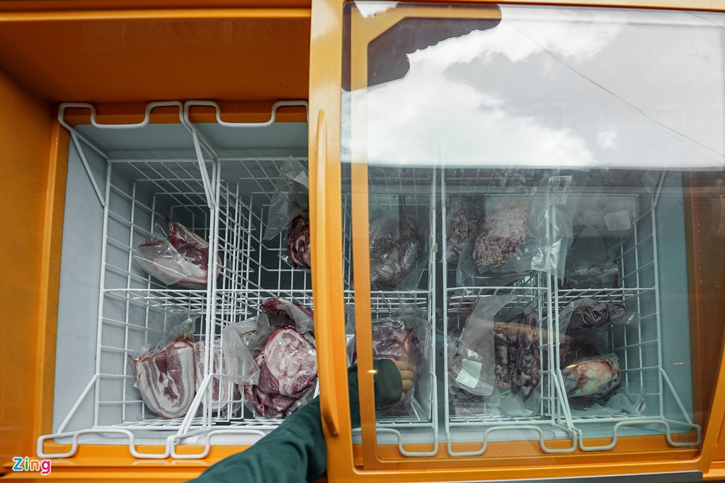 Các mặt hàng thịt heo, bò được đóng vỉ, bảo quản hút chân không. Bên cạnh việc cung ứng nguồn thực phẩm cho các cá nhân có nhu cầu, đơn vị này còn dành tặng 1.000 “tấm phiếu nghĩa tình” có trị giá 300.000 đồng tới bà con hộ nghèo, người lao động để tham gia mua sắm.